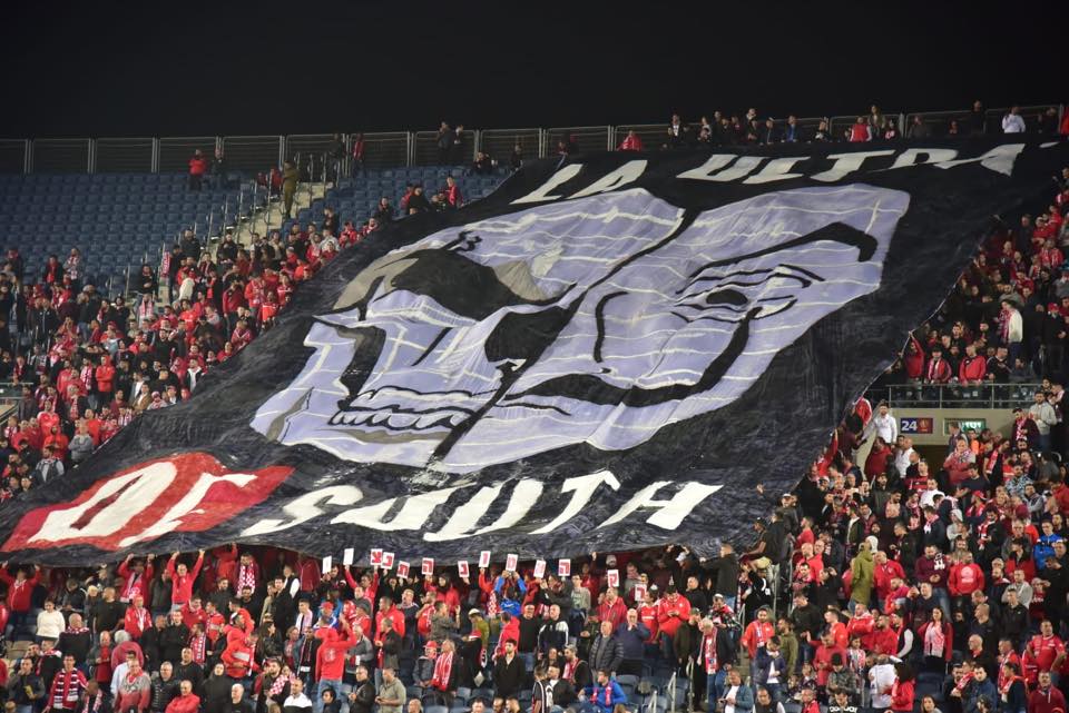 אוהדי באר שבע מציגים בטדי. דגל ענק (צילום: באדיבות הפועל ''תדיראן'' באר שבע)